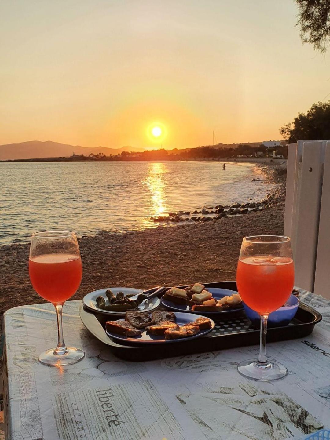Apartment Right On The Beach- Beachfront-best Unit -paros Aliki (Paros)